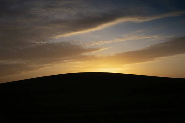 Landscape with the silhouette of a hill at dusk — Stock Photo, Image