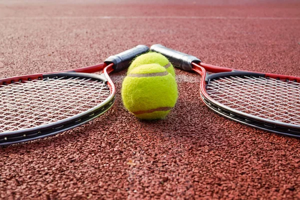 Toplar ve raketle düşük açılı tenis sahnesi