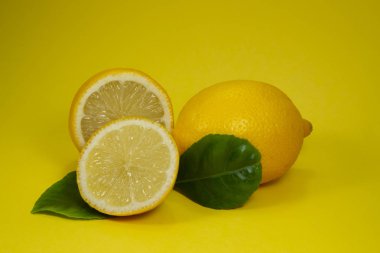 Sarı arka planda tam ve yarı yarıya limon