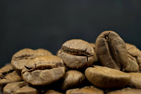 Roasted coffee beans in close up — Stock Photo, Image