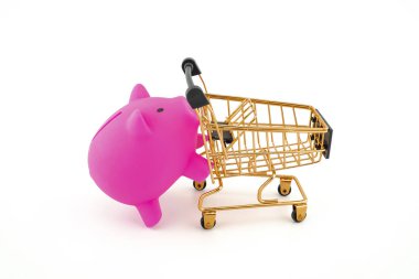 Pembe domuz koruyucu ve beyaz arka planda izole edilmiş alışveriş arabası.