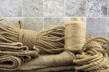 Çeşit çeşit jüt sicim topları, çuval bezi kumaş ve ipli iple yakın bir kırsal yaşam.