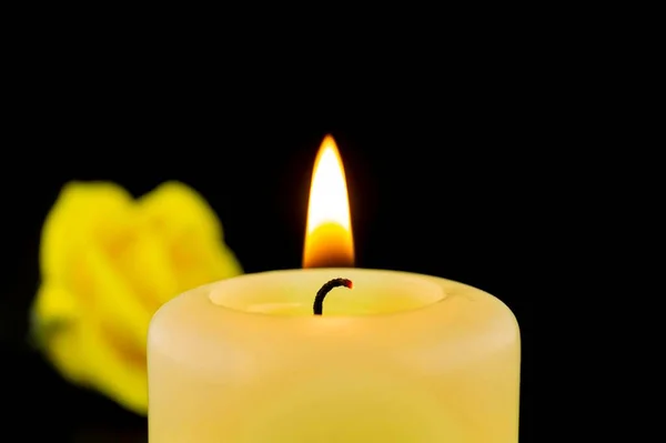 Jedna Hořící Žlutá Svíčka Vedle Růže Tmavém Pozadí — Stock fotografie