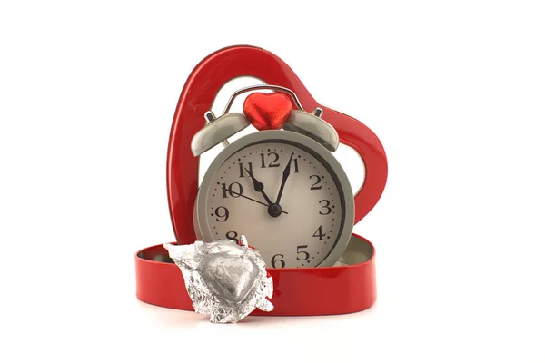 Reloj Despertador Retro Una Caja Roja Forma Corazón Con Caramelos —  Fotos de Stock