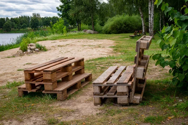 Rustika Träbord Och Bänkar Gjorda Med Pallar Stranden Lugn Sjö — Stockfoto