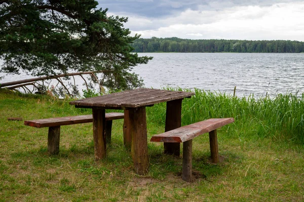 Tomma Rustika Trä Picknickbord Och Stolar Park Vid Kanten Havet — Stockfoto