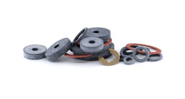 Lastik contalar ve çamaşır makineleri, teknik bir ekran için temiz, parlak beyaz bir arkaplana yerleştirilmiştir..