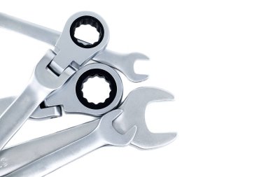 Krom anahtarlar beyaz zemin üzerine dizilmiş, tamir, araç gereç, mühendislik ve mekanik endüstriler için ideal temalar.