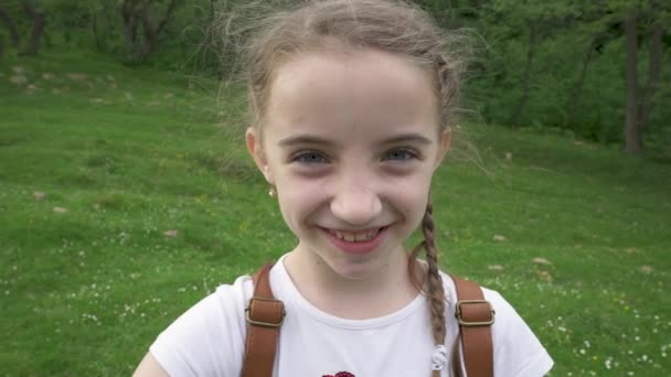 Kameraya gülümseyen sevimli küçük kız portresi. — Stok video