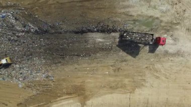 Bir çöp kamyon çöp hurdalık boşaltma. Hava dikey atış.