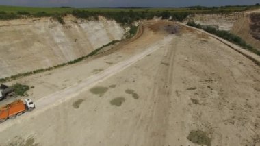 Bir kamyon çöp boşaltma için hurdalık getiriyor. Hava atışı.