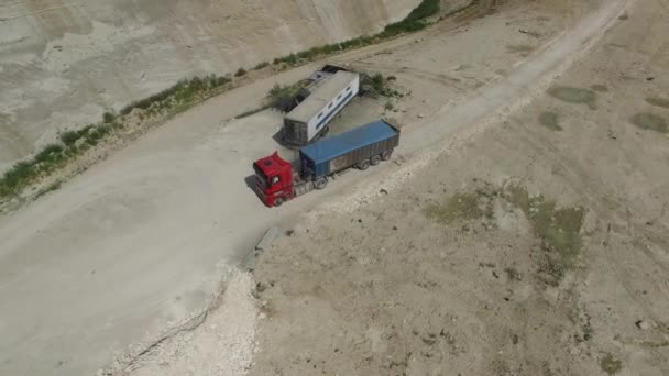 Légi felvétel a szemetet teherautó a kirakodás esetében junkyard parkoló — Stock videók