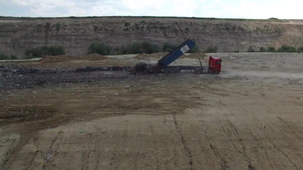 Un camión de vertederos está descargando basura en el depósito de chatarra. Disparo aéreo . — Vídeos de Stock