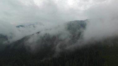Şaşırtıcı havadan görünümü. Uçan yüksek dağlarda güzel bulutlar üzerinde. Hava kamera çekim. Hava bulutlu. Sis. Buhar.