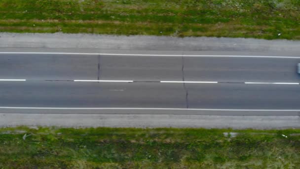 En iyi görüntü drone araba ve kamyon ile yolun üzerinde uçan. Horisontal yön. — Stok video