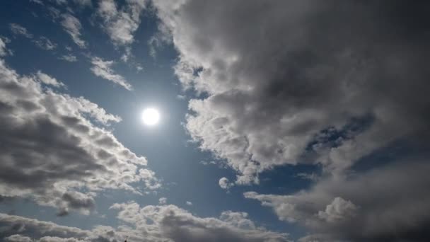 Timelapse: mooie wolken zweven door de hemel in zonnige dag. — Stockvideo