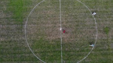 Havadan üst dikey atış: futbol maçı başlangıç