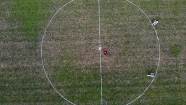 Antenne boven verticaal schot: voetbalwedstrijd start — Stockvideo