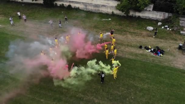 Lviv, Ucrania - 28 de junio de 2019 El equipo de fútbol amateur celebra la victoria con cigarros de colores, bailes y cantos. Disparo aéreo . — Vídeos de Stock