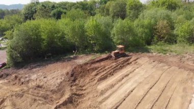 İnşaatın ilerisindeki buldozer düzleştirme yüzeyinin havadan görüntüsü