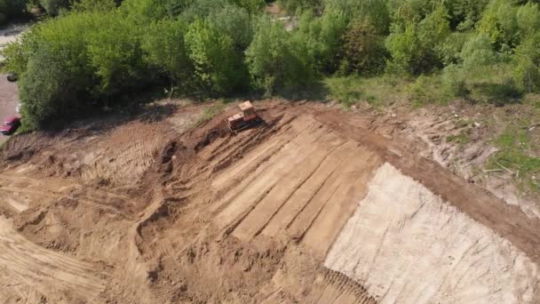 Vista aérea de la superficie de aplanamiento de la excavadora en obras posteriores — Vídeos de Stock