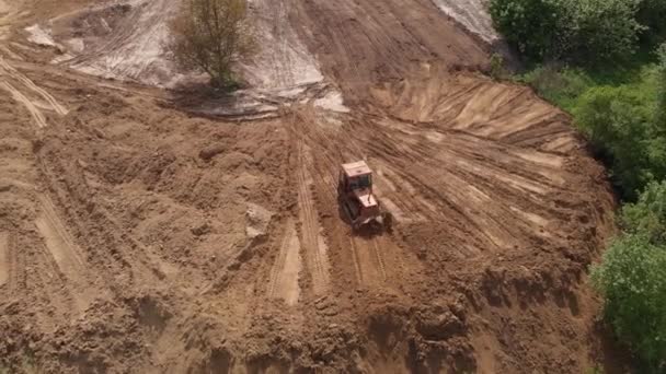 Vista aérea de la superficie de aplanamiento de la excavadora en obras posteriores — Vídeo de stock