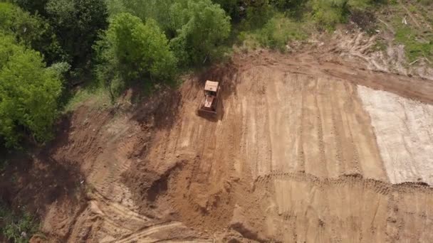 İnşaatın ilerisindeki buldozer düzleştirme yüzeyinin havadan görüntüsü — Stok video