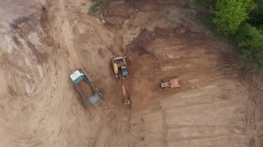 Hava üst görünümü: Sarı kazıcı toprağı bahşiş verenin içine döküyor .
