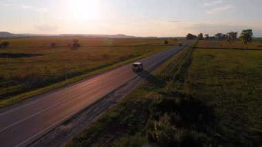 Hava görüntüsü: araçlar, kamyonlar ve araçlar.