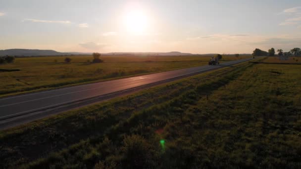 Luchtfoto: landbouwtrekker over de weg. — Stockvideo