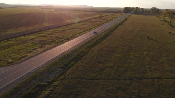 Повітряний постріл: транспортні засоби, вантажівки та автомобілі, що рухаються по дорозі . — стокове відео