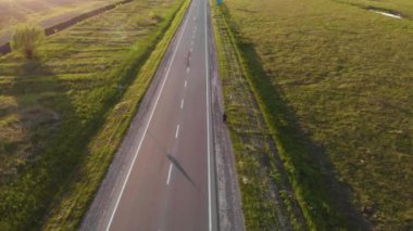 Havadan çekim: yol kenarında bisiklete binen bekar adam..