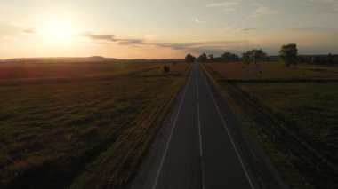Hava görüntüsü: araçlar, kamyonlar ve araçlar.