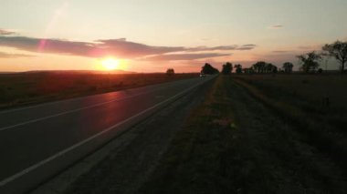 Hava çekimi: sürücü araçları, kamyonlar ve arabalarla yol boyunca uçmak.