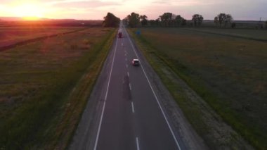 Hava çekimi: sürücü araçları, kamyonlar ve arabalarla yol boyunca uçmak.