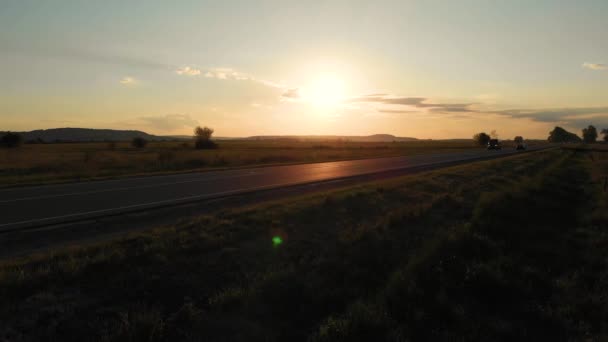 Plan aérien : voler le long de la route avec des véhicules de conduite, des camions et des voitures. — Video