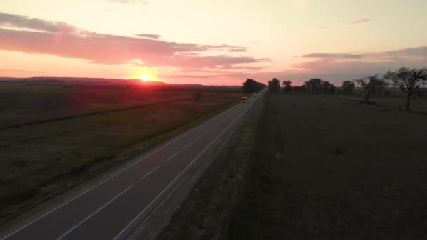 Tiro aéreo: veículos, caminhões e carros que dirigem por estrada . — Vídeo de Stock