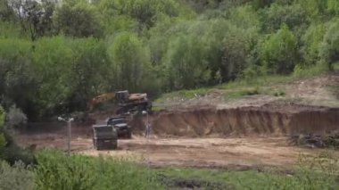 Zaman aşımı: Sarı kazıcı toprağı bahşişçiye döküyor.