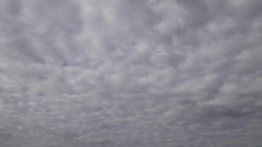 4k zaman aşımı: dumanlı çamurlu bulutlar gökyüzünde yüzüyor.