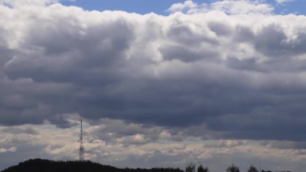 Проміжок часу 4K: телевізійна вежа і красиві пухнасті хмари, що плавають поруч . — стокове відео