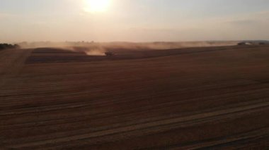 Havadan çekim: uçmak gün batımında hasadı biçmek