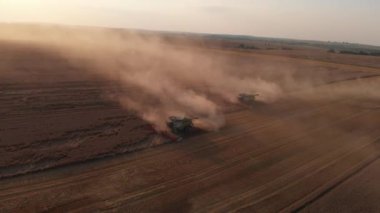 Havadan çekim: etrafta uçmak, yaz günbatımını hasat etmek demek.