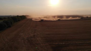 Havadan çekim: etrafta uçmak, yaz günbatımını hasat etmek demek.