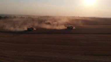 Havadan çekim: etrafta uçmak, yaz günbatımını hasat etmek demek.