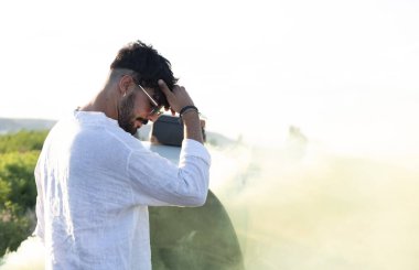 Hasarlı araba, yolculuğun ortasında..