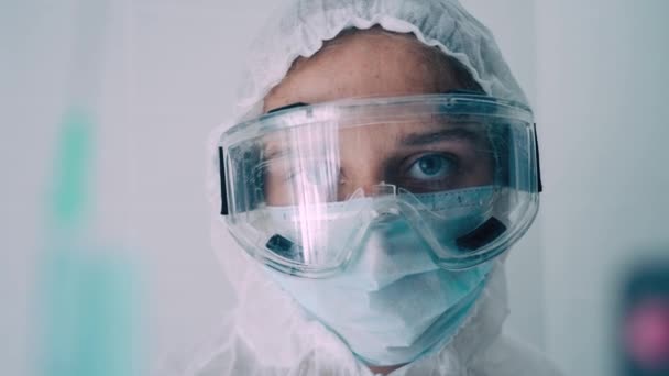 Gros Plan Visage Une Infirmière Vêtue Une Combinaison Protection Masque — Video