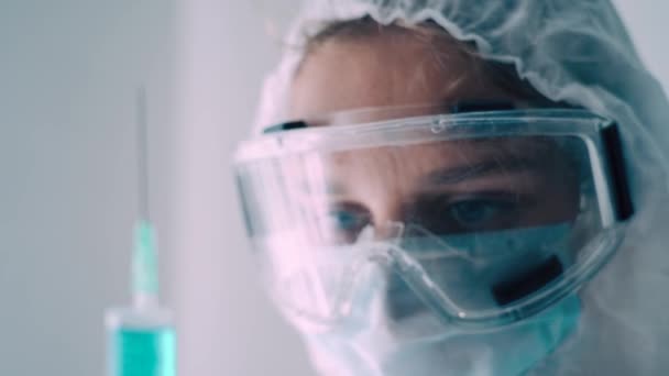 Gros Plan Visage Une Infirmière Vêtue Une Combinaison Protectrice Masque — Video