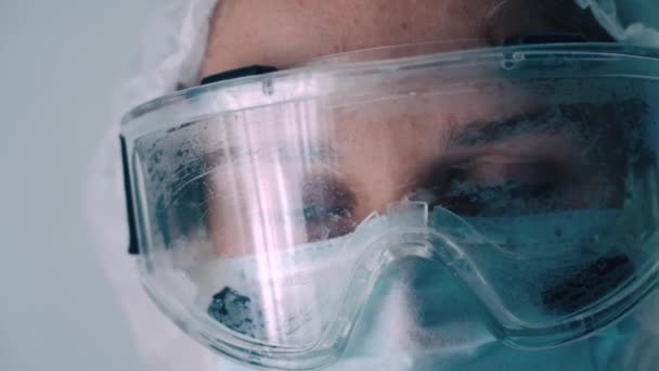 Közelkép Orvos Fáradt Szemeiről Ködös Biztonsági Szemüvegen Keresztül Lassított Felvétel — Stock videók