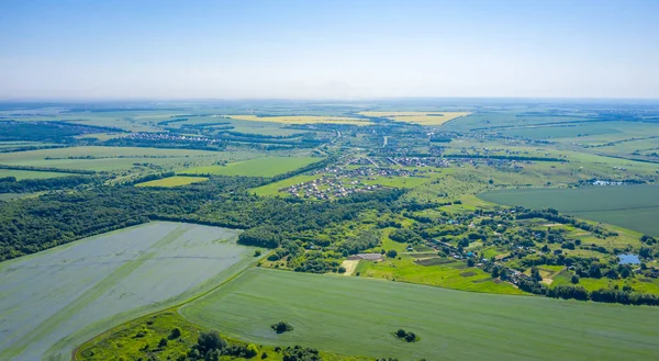 Hava fotoğrafları, renkli keten tarlaları, resimli bir köyün etrafındaki kolza tohumu..