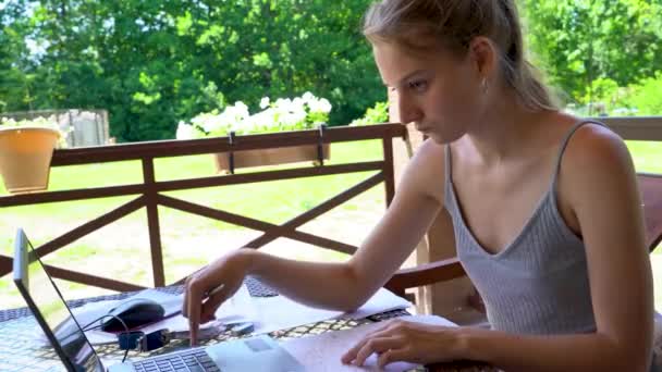 Une Belle Fille Travaille Sur Internet Sur Ordinateur Portable Assis — Video